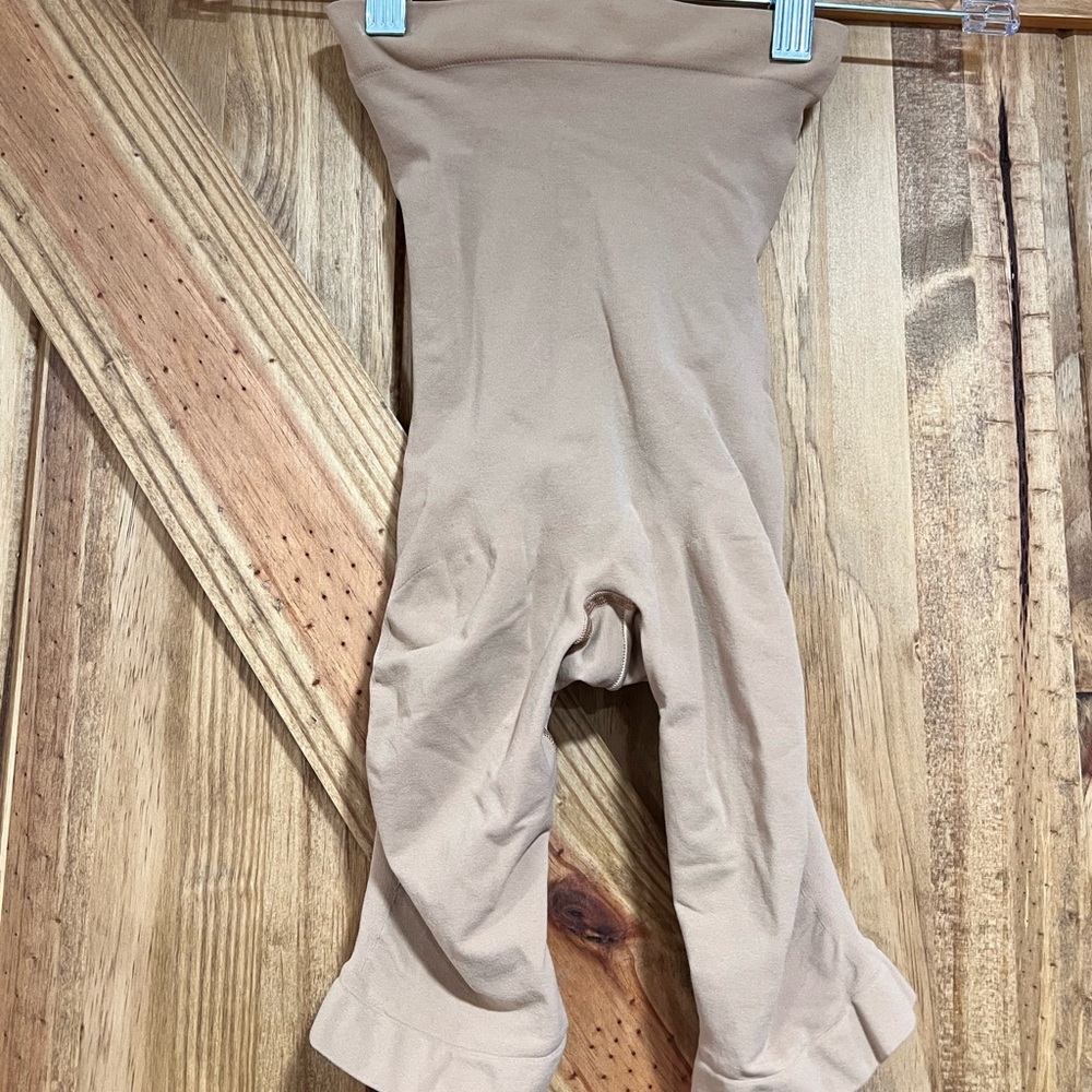 COPY - SKIMS High waist above the knee short— Seamless Sculpt